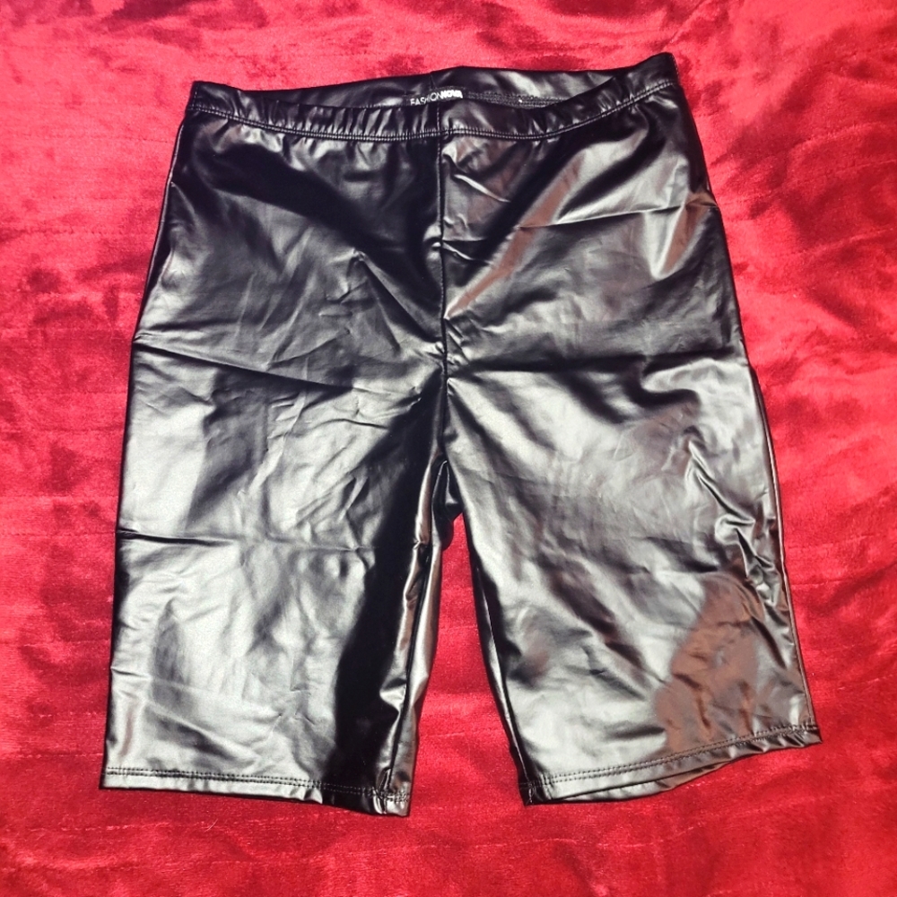 Fashion nova - wet look shorts